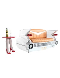 Sofa Cadillac Weiß mit braunem Polster und Zeitschriften und Get