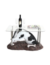 Schwarzweißer Hund buddelnd Tisch mit Glasplatte