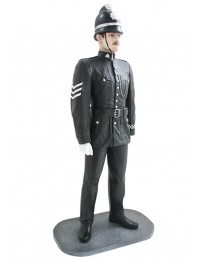 Britischer Polizist mit Helm