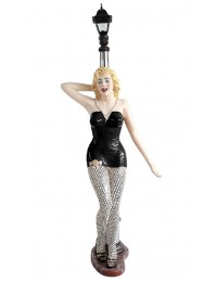 Marilyn in Schwarz mit Netzstrümpfen an Laterne