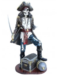 Piratenskelett auf Kanone mit Schatztruhe