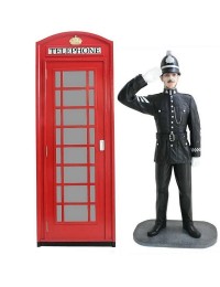 Telefonzelle und britischer Polizist mit Helm Salutierend