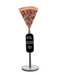 Pizzastück auf Ständer mit Angebotsschild