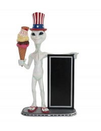 Alien mit Amerikahut, Angebotstafel und Eis mit Waffel