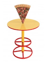 Tisch mit Pizza auf großem Ständer