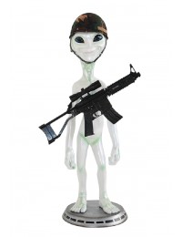 Alien mit Helm und Waffe