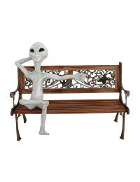 Alien auf der Bank mit ausgestrecktem Arm