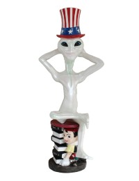 Alien mit amerikanischem Hut auf Pinocchiohocker