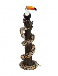 Schlange Python und Vogel Tukan auf Baum