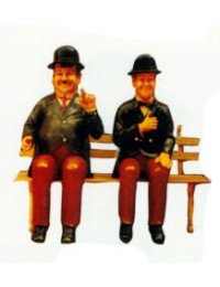 Dick und Doof sitzend auf Bank