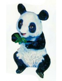 Pandabär sitzend mit Bambus im Mund