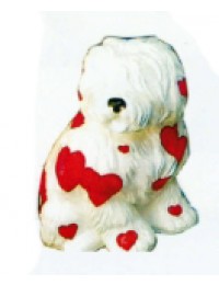 kleiner sitzender Hund mit roten Herzchen