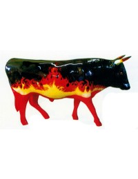 großer Stier mit feuriger Bemalung Flammen