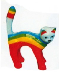 kleines Kätzchen bemalt mit Regenbogen