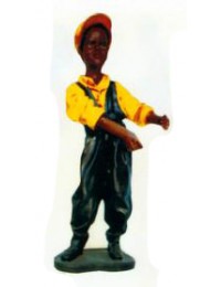 afrikanischer Junge mit Latzhose und gelben Hemd