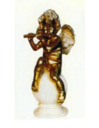 sitzender Engel in gold auf weißer Kugel mit Flöte