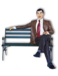 Mr. Bean als sitzend auf Bank