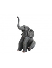 Elefant sitzend mit gehobenem Rüssel
