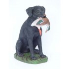 Jagender schwarzer Hund mit Ente