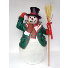 großer Schneemann mit Hut und Besen