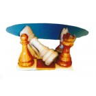 Glastisch mit Schachfiguren
