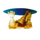 Glastisch mit Schachfiguren