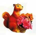 großes Eichhörnchen mit Blumenkörbchen