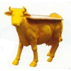 gelbe lebensgroße Kuh als Stehtisch