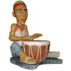 Rastamann Jamaikaner sitzend mit Trommel