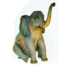 Elefant sitzend mit Rüssel oben