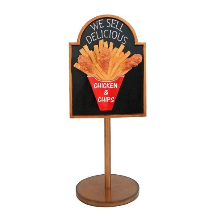 Hühnchen und Pommes auf Angebotstafel auf Ständer vergrößert Schild