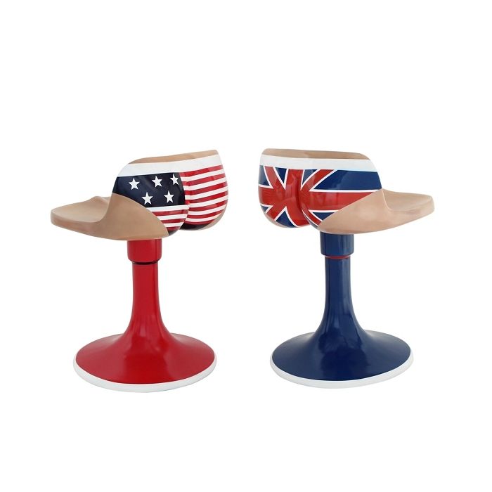 Amerikanische und britische Unterwäschestühle lebensgroß Sitzmöglichkeit