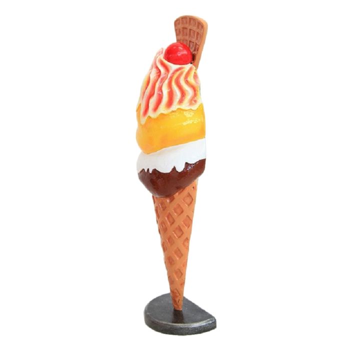 Halbes Eis mit Waffel groß vergrößert Dekorationsfigur