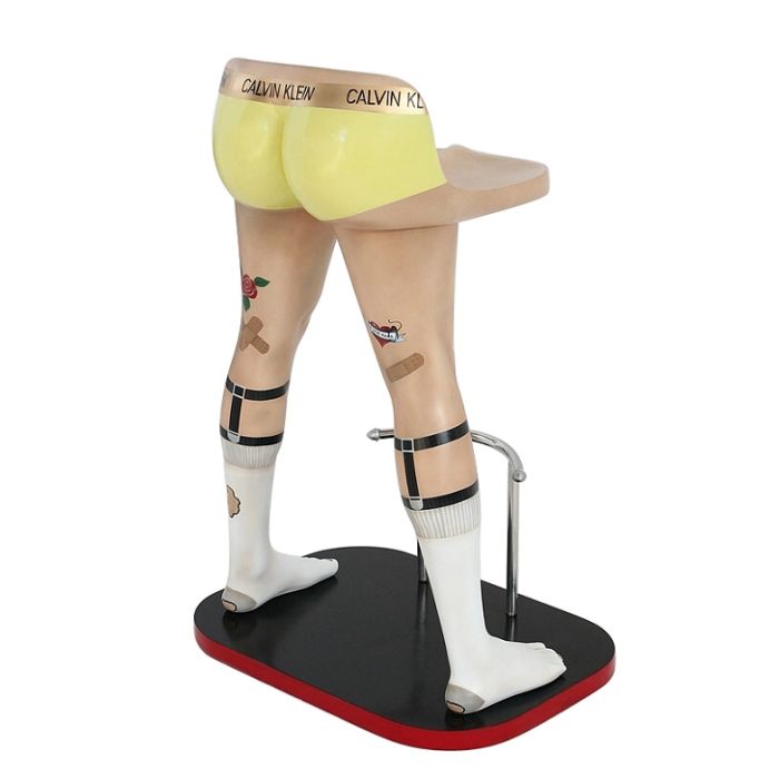 Männerbeine mit gelben Boxershorts Barhocker lebensgroß Sitzmöglichkeit