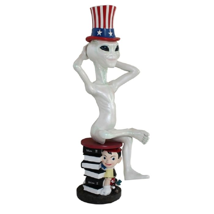 Alien mit amerikanischem Hut auf Pinocchiohocker lebensgroß Deko- & Werbefigur