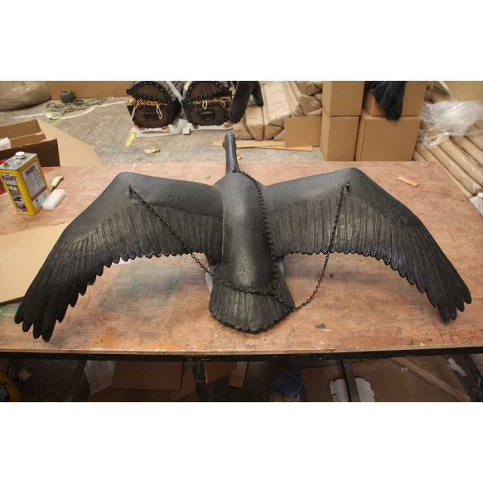 Fliegender schwarzer Schwan lebensgroß