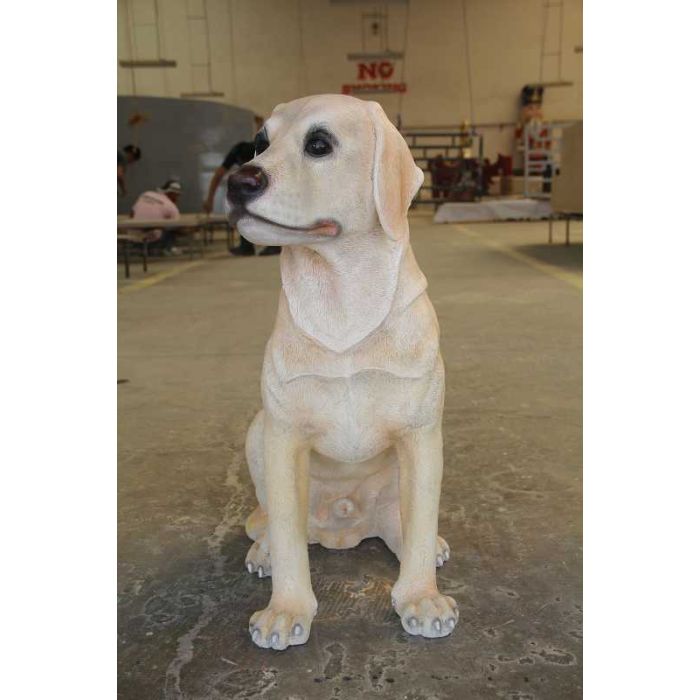 Sitzender Labrador lebensgroß