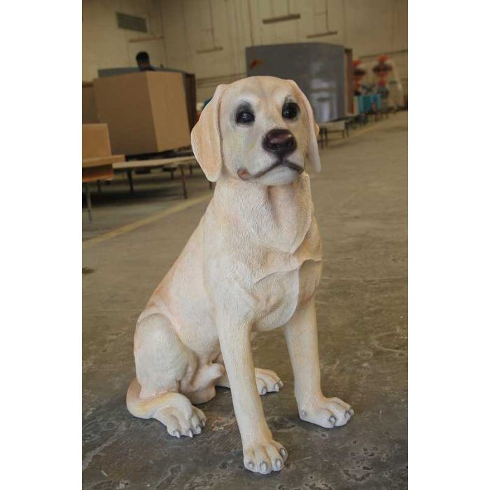 Sitzender Labrador lebensgroß