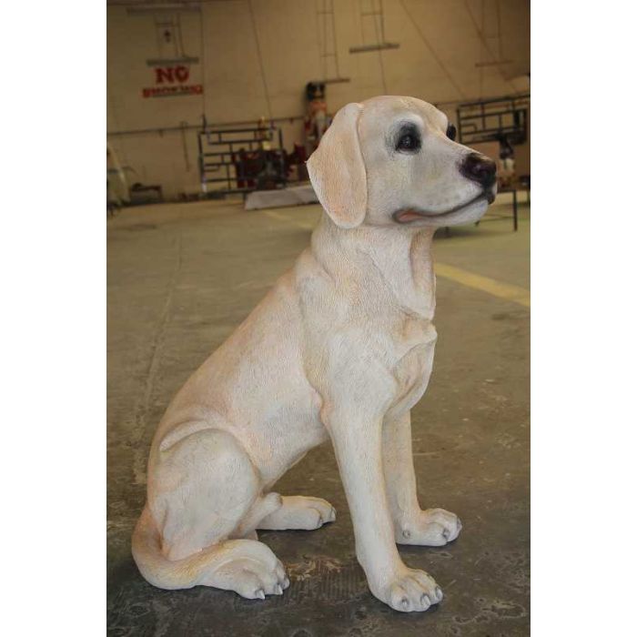 Sitzender Labrador lebensgroß