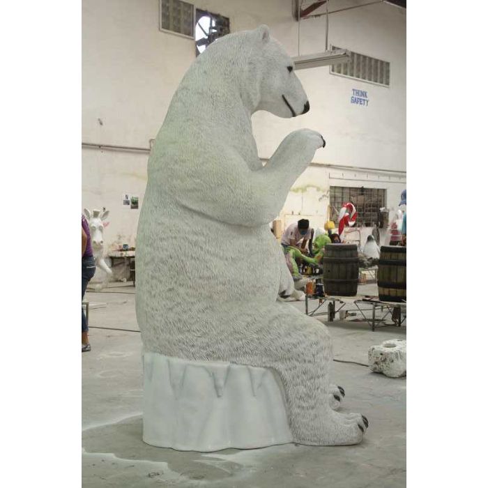 Sitzender Eisbär mit Hocker lebensgroß