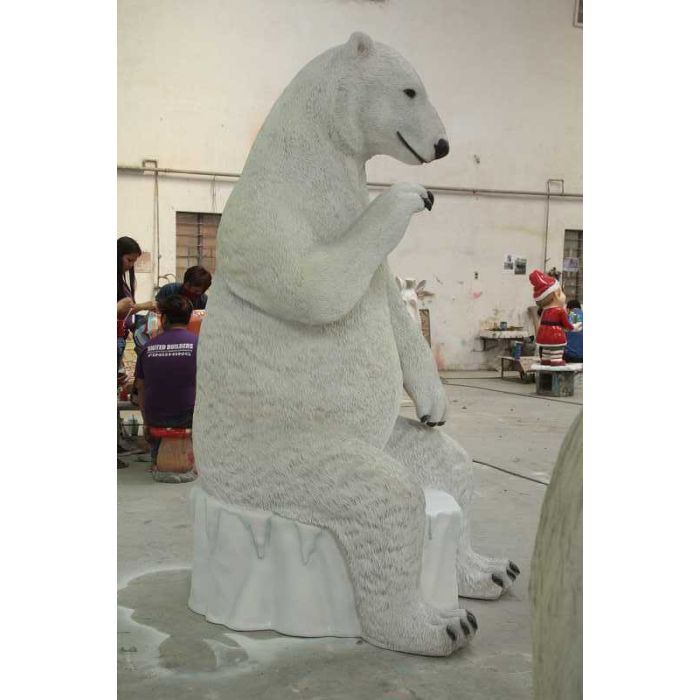 Sitzender Eisbär mit Hocker lebensgroß