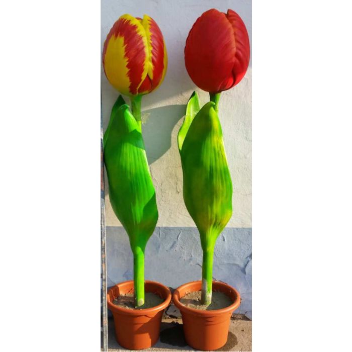 rote Tulpe vergrößert Dekorationsfigur