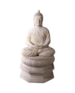 Buddha im Schneidersitz auf Sockel verkleinert