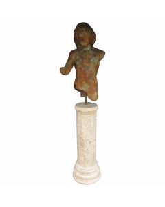Klassischer Junge auf Steinsäule lebensgroß