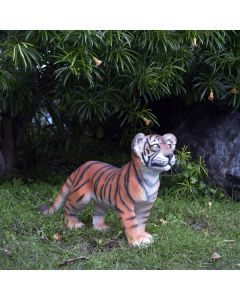 Tigerbaby laufend lebensgroß