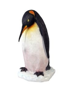Pinguin auf Eis lebensgroß