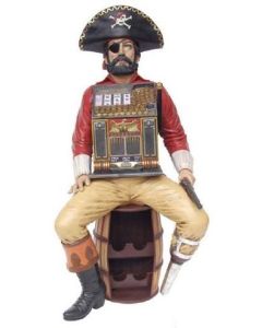 Pirat sitzend auf Fass mit Spielautomat lebensgroß