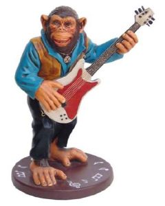 Affe an der Gitarre lebensgroß