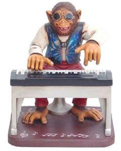 Affe am Keyboard lebensgroß