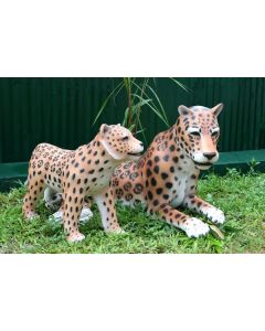 Leopard liegend mit Baby lebensgroß